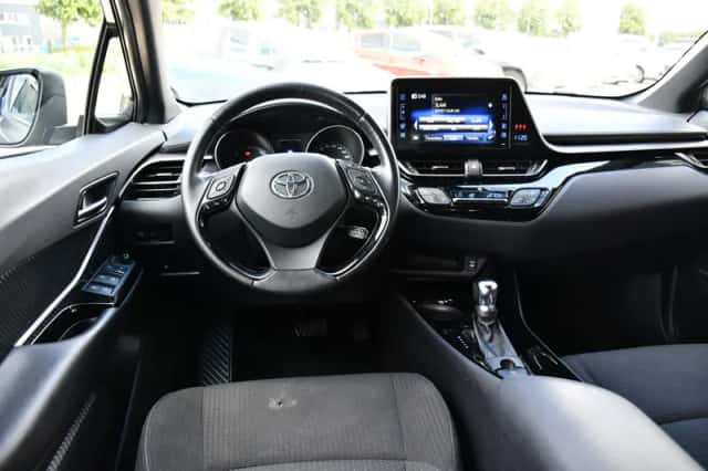 Toyota C-HR (2018) thumbnail 2
