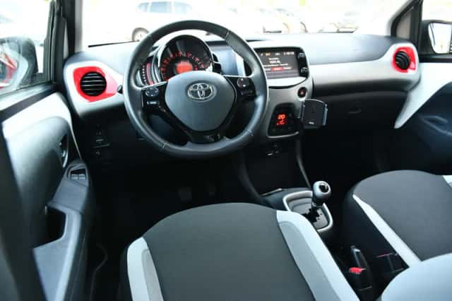 Toyota Aygo (2014) thumbnail 2