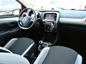 Toyota Aygo (2014) thumbnail 12