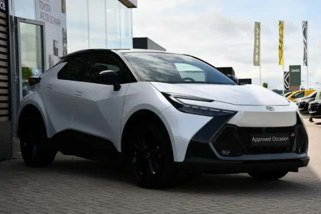 Toyota C-HR (2025) thumbnail 3