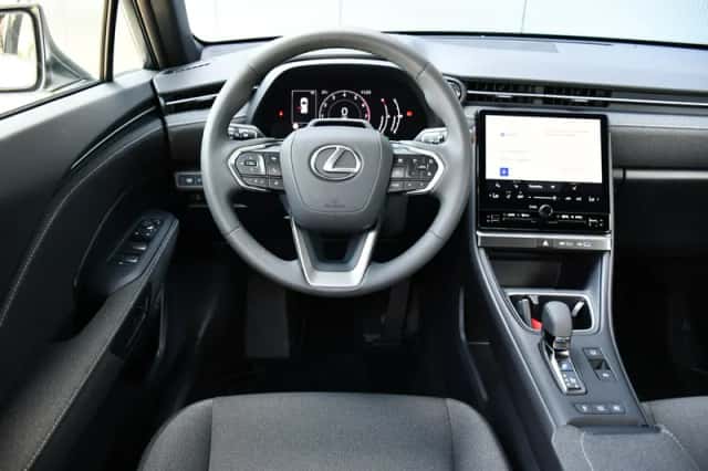 Lexus LBX (2025) thumbnail 2
