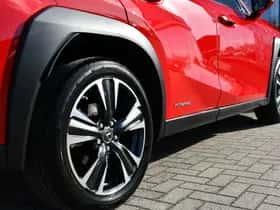 Lexus UX (2022) thumbnail 4