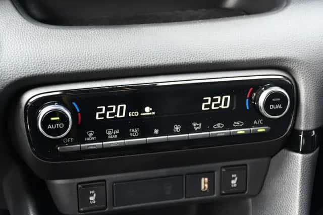 Toyota Yaris (2022) thumbnail 2