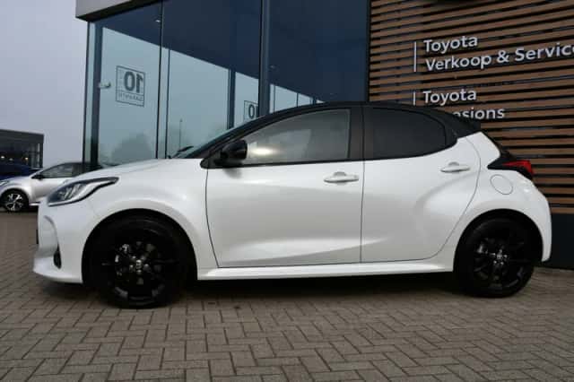 Toyota Yaris (2022) thumbnail 3