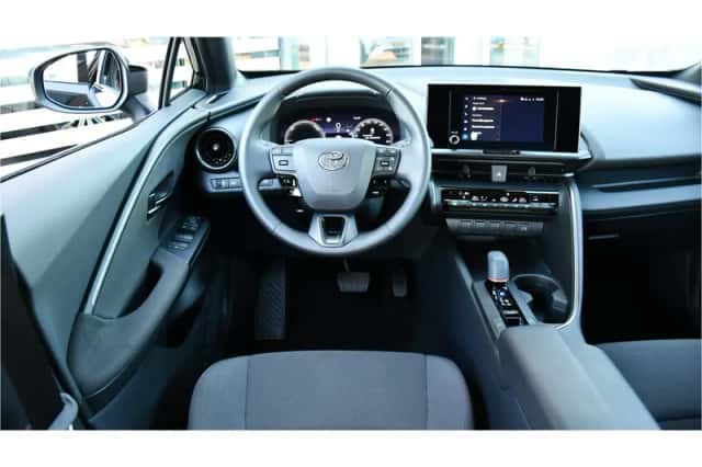 Toyota C-HR (2025) thumbnail 2