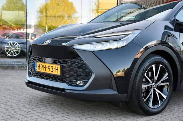 Toyota C-HR (2025) thumbnail 3