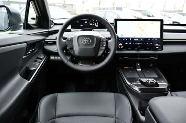 Toyota bZ4X (2025) thumbnail 2