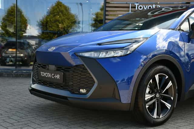 Toyota C-HR (2026) thumbnail 3