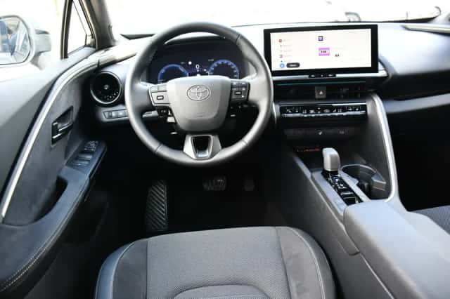 Toyota C-HR (2025) thumbnail 2