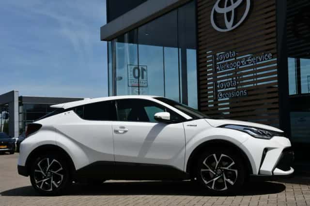 Toyota C-HR (2021) thumbnail 3