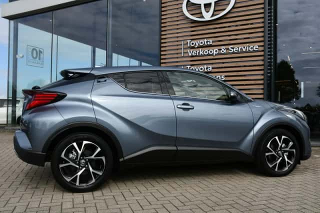Toyota C-HR (2022) thumbnail 3