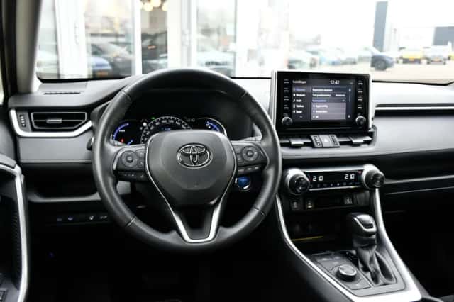 Toyota RAV4 (2021) thumbnail 2