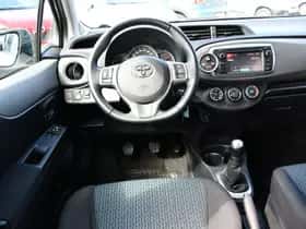 Toyota Yaris (2012) thumbnail 2