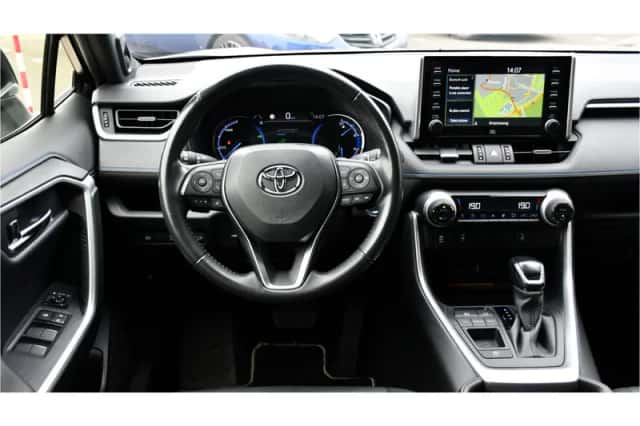 Toyota RAV4 (2022) thumbnail 2
