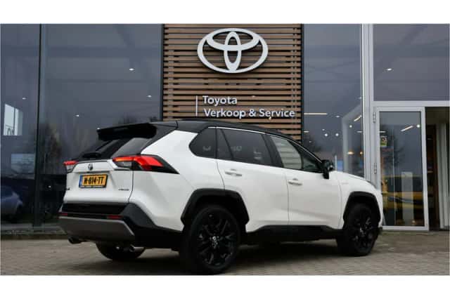 Toyota RAV4 (2022) thumbnail 3