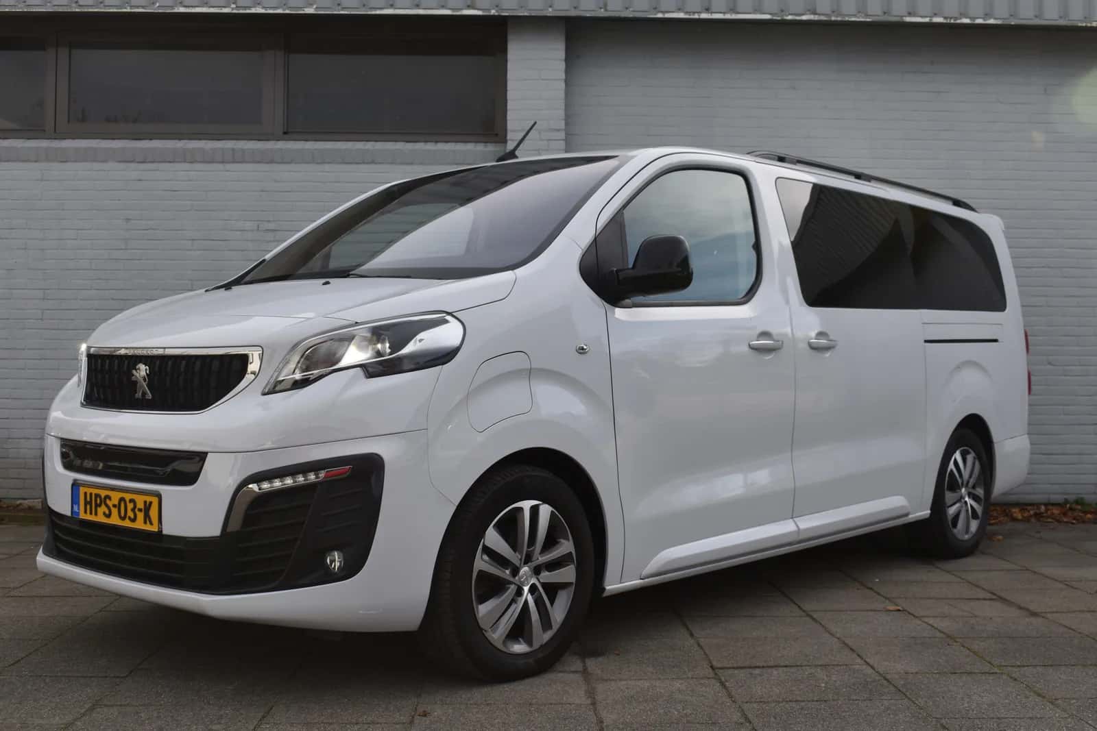 Peugeot E-Traveller (2022) — foto 1