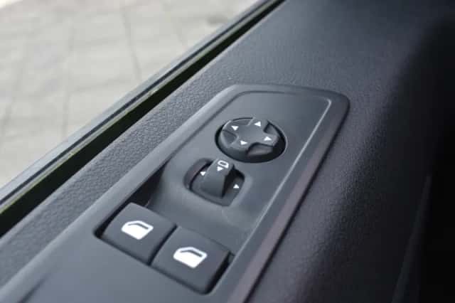Peugeot E-Traveller (2022) thumbnail 3