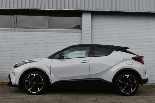 Toyota C-HR (2023) thumbnail 3