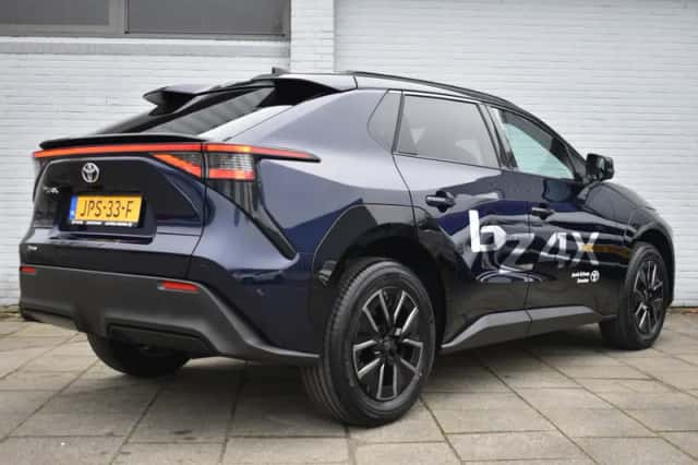 Toyota bZ4X (2025) thumbnail 3