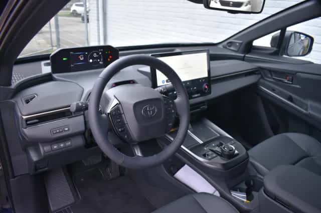 Toyota bZ4X (2025) thumbnail 4