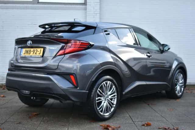 Toyota C-HR (2023) thumbnail 3