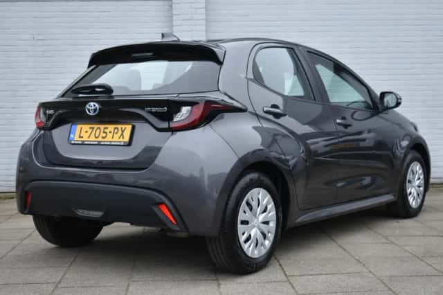 Toyota Yaris (2021) thumbnail 3