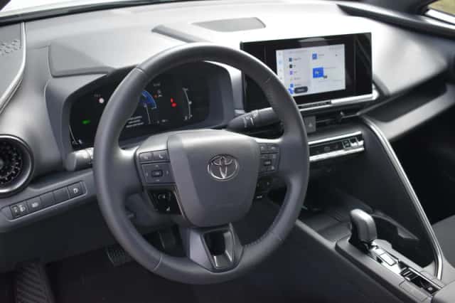 Toyota C-HR (2024) thumbnail 2