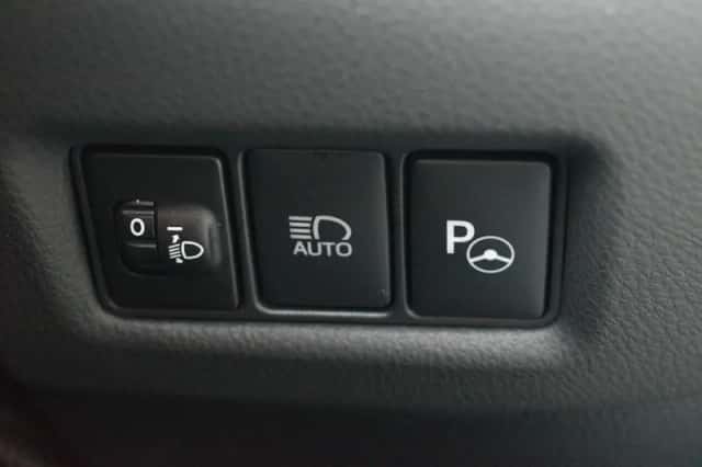 Toyota C-HR (2017) thumbnail 8
