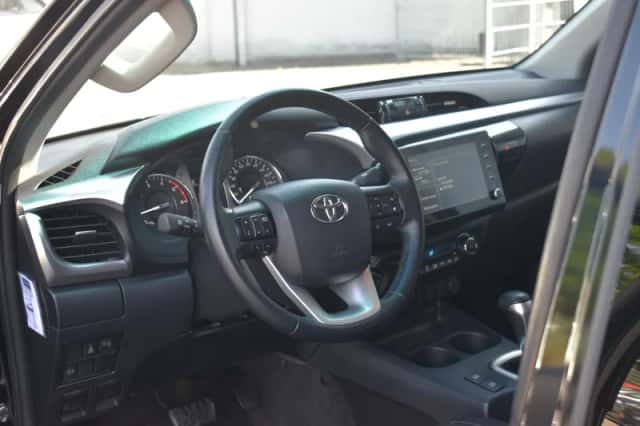 Toyota Hilux (2021) thumbnail 2