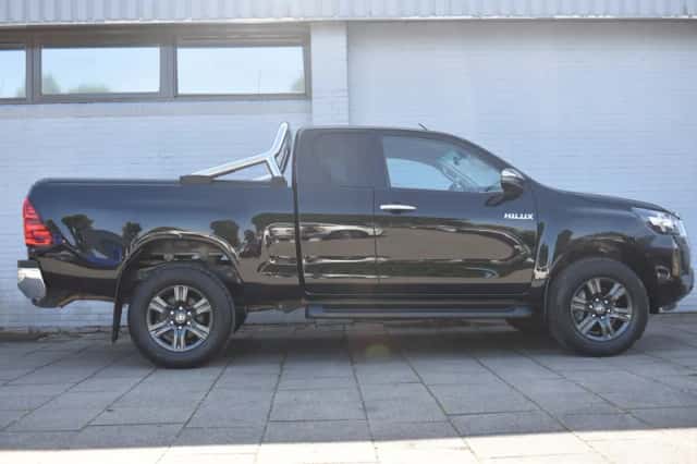 Toyota Hilux (2021) thumbnail 3