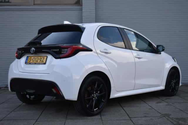 Toyota Yaris (2023) thumbnail 3