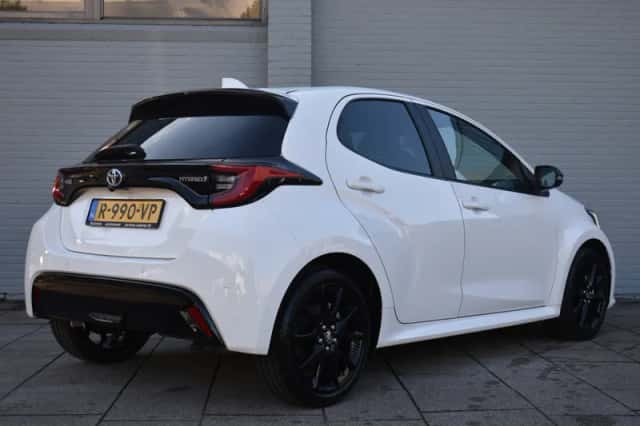 Toyota Yaris (2022) thumbnail 3