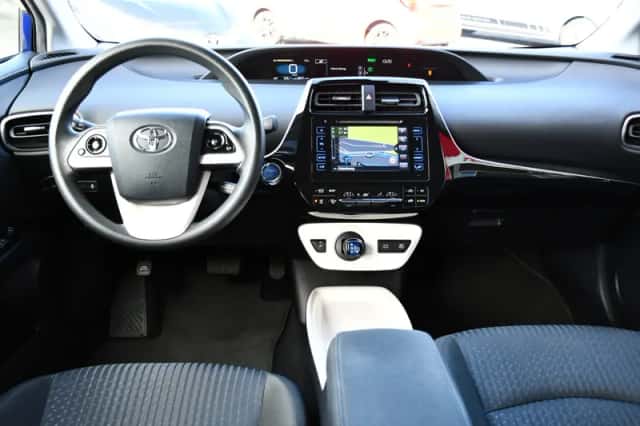 Toyota Prius (2016) thumbnail 2