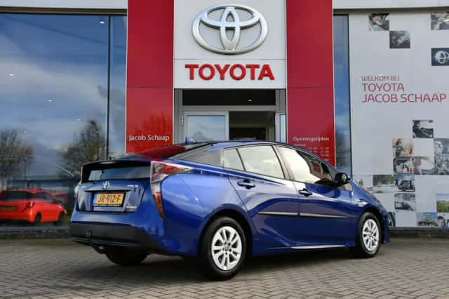 Toyota Prius (2016) thumbnail 3