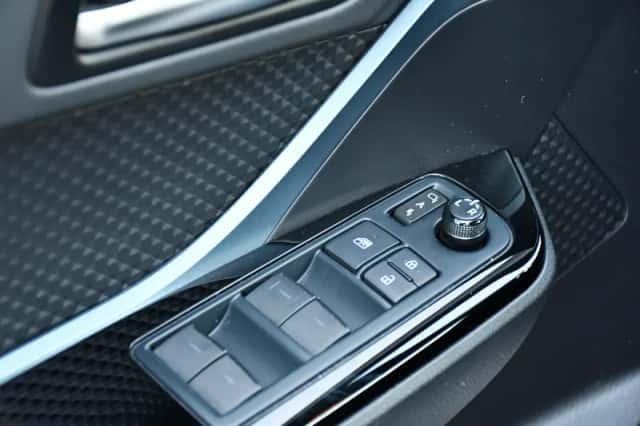 Toyota C-HR (2022) thumbnail 13