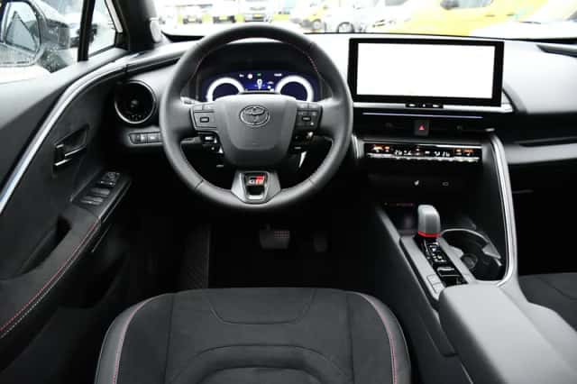 Toyota C-HR (2026) thumbnail 2