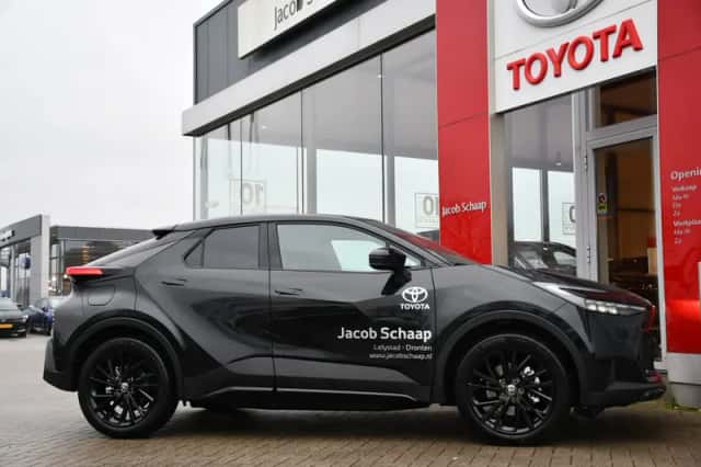 Toyota C-HR (2026) thumbnail 3