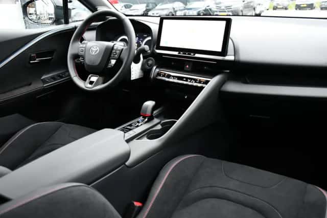 Toyota C-HR (2026) thumbnail 4