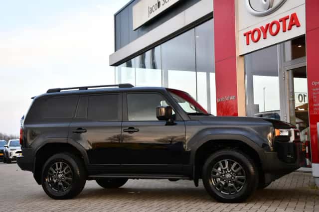 Toyota Land Cruiser (2024) thumbnail 3