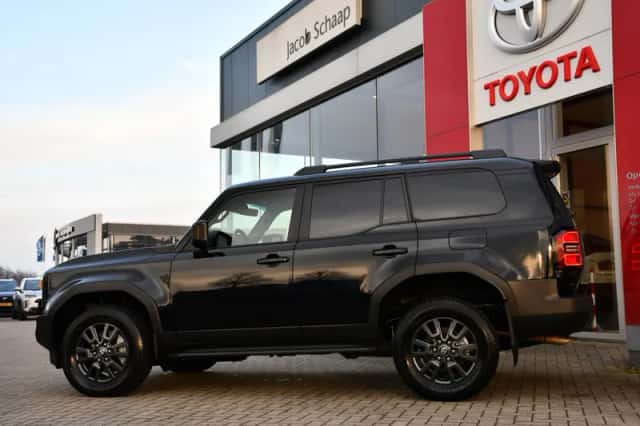 Toyota Land Cruiser (2024) thumbnail 5