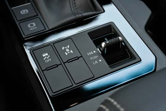 Toyota Land Cruiser (2024) thumbnail 6