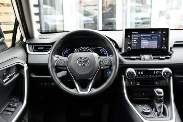 Toyota RAV4 (2021) thumbnail 3
