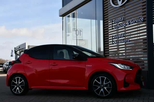 Toyota Yaris (2021) thumbnail 3