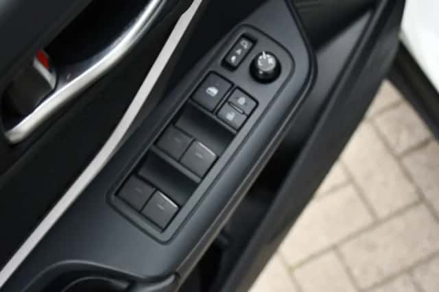 Toyota C-HR (2021) thumbnail 4