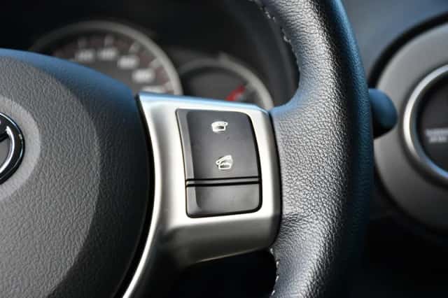 Toyota Yaris (2012) thumbnail 16