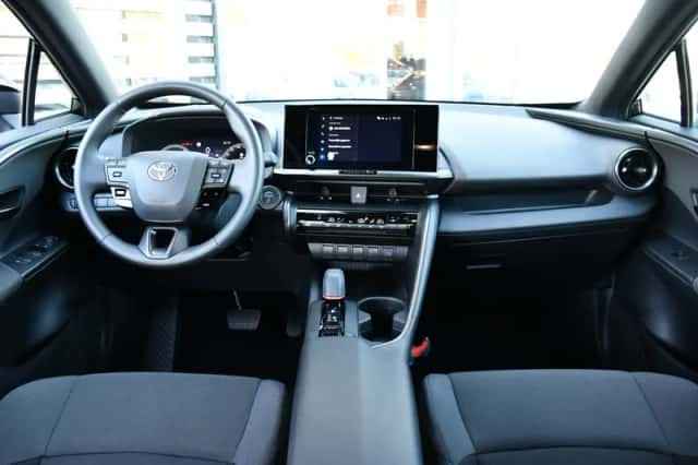 Toyota C-HR (2025) thumbnail 4