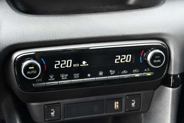Toyota Yaris (2022) thumbnail 2