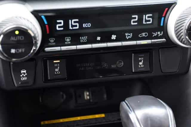 Toyota RAV4 (2021) thumbnail 6