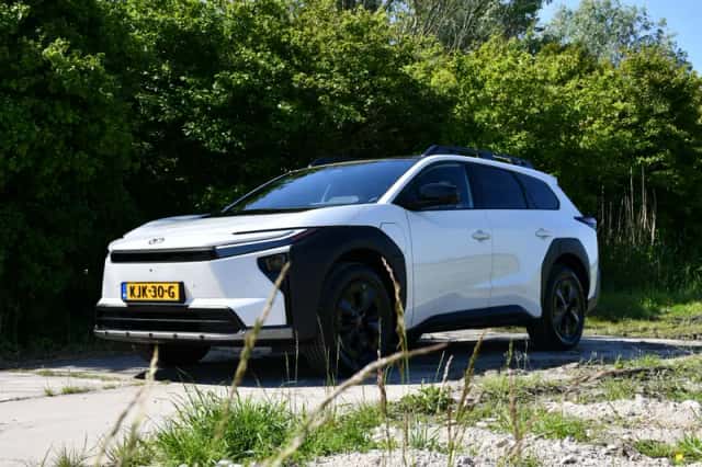 Toyota bZ4X (2026) thumbnail 1