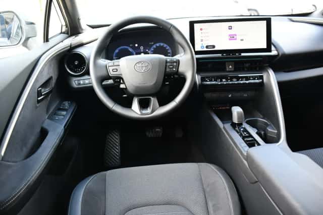 Toyota C-HR (2025) thumbnail 2